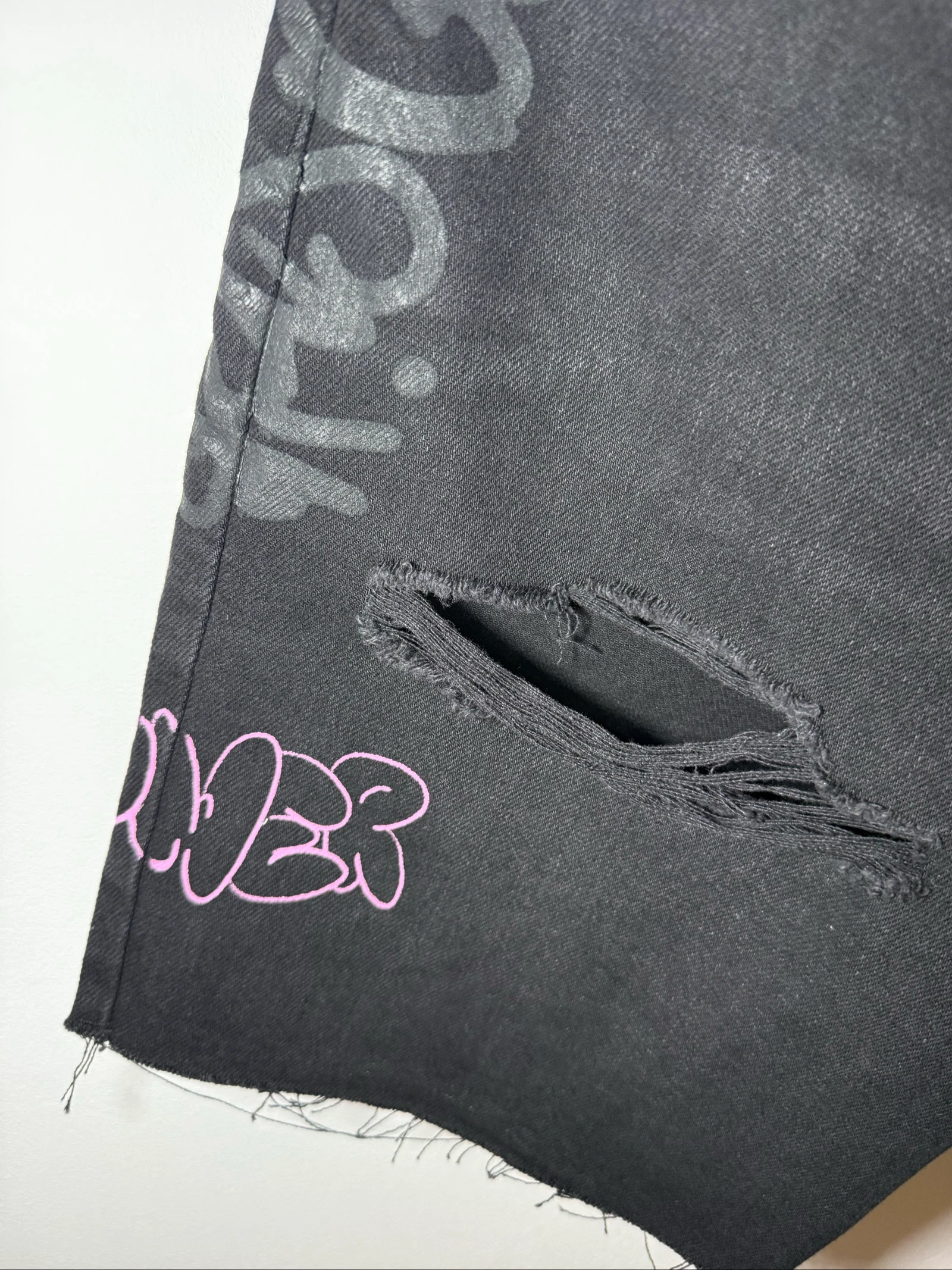 Bershka Black Distressed Denim Shorts with Graffiti Print – photo 3